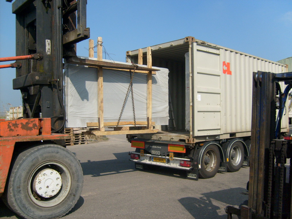 Unloading container with Slabs